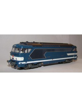 Locomotive BB 67037 SNCF bleu diesel époque III Mistral