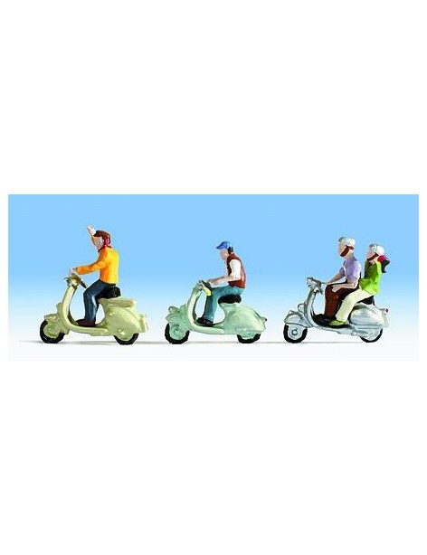 3 jeunes à scooter