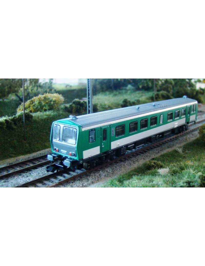 X 2200 SNCF vert à faces noires