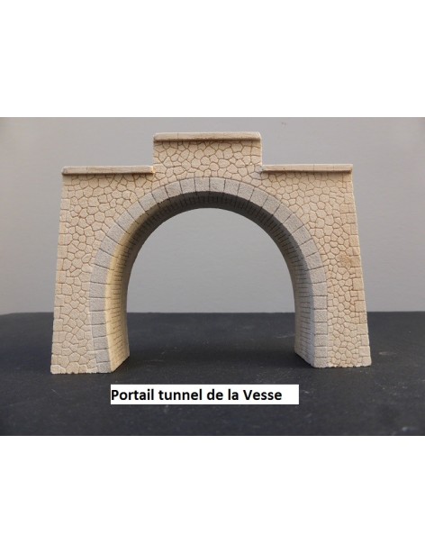 Portail du tunnel de la Vesse décoré