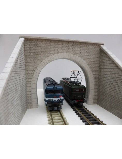 Single track with catenary tunnel portal