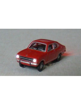 Opel Kadett rouge éclairée